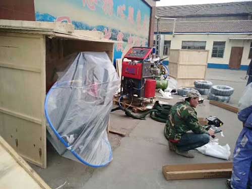 江蘇省聚脲噴涂機(jī)水池防腐防水改造(圖1) 江蘇省鹽城市客戶訂購(gòu)的2臺(tái)液壓聚脲噴涂機(jī)