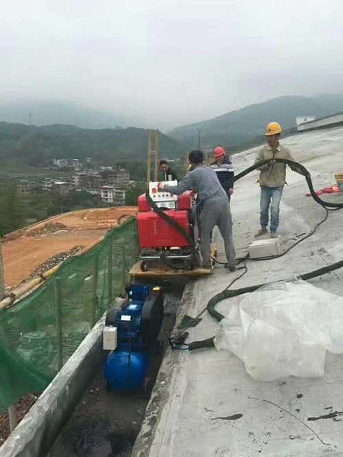 倉(cāng)庫(kù)屋頂如何噴涂聚脲防腐防水?噴涂機(jī)施工快不(圖2) 別墅屋面聚脲防水施工現(xiàn)場(chǎng)